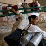 Zdroj: wikipedia (http://upload.wikimedia.org/wikipedia/commons/9/9d/Mumbai_Dabbawala_or_Tiffin_Wallahs-_200%2C000_Tiffin_Boxes_Delivered_Per_Day.jpg)